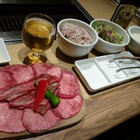 神楽坂焼肉 Kintan - 高校時代の親友と16年ぶりの再会♡
                    久々の再会だし…ちょっぴりオサレでおいしい焼肉が食べたくて、BMしていたこちらを食べログでネット予約！
                    特に指定しなかったのに個室を用意してくれてました。
                    感激♡