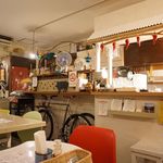 CAFE DE MOMO - カジュアルな雰囲気の店内
