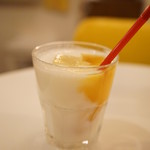 CAFE DE MOMO - 夜限定おすすめカレーセット（600円）のマンゴーラッシー