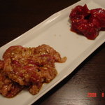 正泰苑 - ロースの切り落とし(たれ＝写真奥) とハラミのしっぽ(たれ)