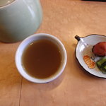 そば小舎 - 蕎麦湯です。カツオ梅と野沢菜で。