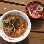 中華蕎麦 とみ田 - 「牛の味噌 大地」850円と「とみ田特製サーロインローストビーフ＆北海道産ベビーリーフのサラダ」500円（松戸モリヒロフェスタ）