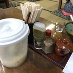 手打うどん 石井 - 左の大きな容器に天かすが入っています♪右の茶の小瓶がすりだね♪