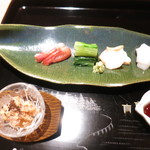 和しょく　えびはら - カワハギの肝和え　黒七味掛け　増毛産ホッカイシマエビ　シントリ菜　ツブ貝　スミイカ