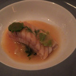 函館産エイのポッシェ キャベツと海藻 リュバーブと焦がしバター