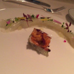 シグネチャー - スズキのカルパッチョ 胡瓜のタルタル コキアージュのスープを添えて