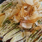 OKONOMIYAKI DINING FAM  - 豚玉（マヨネーズ＆かつお節＆青海苔乗せ）：アップ