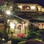 横浜うかい亭 - 夜の外観。