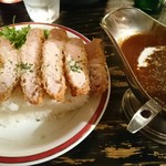 カレー屋アカマル - 厚切り豚ロースカツカレー￥１３８０ご飯大盛り￥１００パクチー追加￥１５０