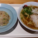 徳島ラーメン　にし利 - ラーメンと半チャーハンのAセットだったと思います