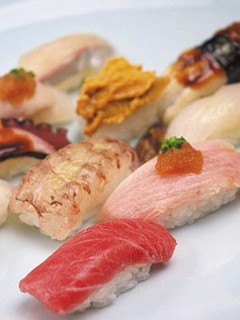 菊水鮓 - 【明石の鮮魚】旬のおまかせにぎり。その季節、その日の一番美味しいものを提供させて頂きます。明石の魚はもちろん、厳選された鮮魚の数々をお楽しみ下さい。