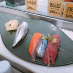Chiyoda Sushi - 右・お勧め三貫セット(右から戻り鰹、生さんま、銀鮭)   左・小肌