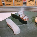 Chiyoda Sushi - 真鯛昆布締め(左)、たこ吸盤軍艦(右)