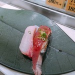 Chiyoda Sushi - 活き〆はまち(左)、かつお叩き(右)