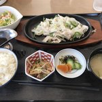 大和不動カントリー倶楽部レストラン - 豚の生姜焼き定食＝通常１２００円