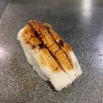 鮨処 なり田 - 穴子は伝統的な沢煮で足上げに炙るスタイル