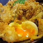 天ぷ羅 重天 - 牡蠣天丼税込￥1,250にトロ～リ半熟玉子天￥100トッピングの玉子を割った感じ