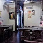 白い壁紙の店内