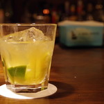 ザ・バー・カサブランカ - 国産ライムとダークラムのカクテル