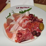 ラ・ベットラ・ダ・オチアイ - イタリア産 生ハム､サラミ､オリーブの盛り合わせ