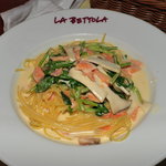 ラ・ベットラ・ダ・オチアイ - スモークサーモン･エリンギ･ほうれん草と生クリームソース