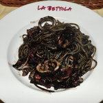 ラ・ベットラ・ダ・オチアイ - イカスミのスパゲティ