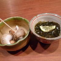 飛騨季節料理 肴 - お通し。煮つぶともずく酢。