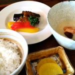 さく羅 - お魚の西京焼と、季節の野菜入りシチュー、ご飯はおかわりできます。