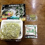 畑宮食品 - 利尻漁業協同組合販売　利尻昆布ラーメン塩味　税込205円  お皿の上に麺が入っており、乾燥麺が崩れない配慮あり。 天然とろろ昆布は、正方形の固い形状のもの。