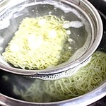 畑宮食品 - 麺がここまで違うので、分けてゆでてみました。 ２種類の利尻昆布が練り込まれた麺！