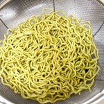 畑宮食品 - 有限会社 ミツヤ 利尻店 販売 　利尻昆布ラーメン醤油味　税込270円  こちら、結構かみ応えがありそうな太麺にゆで上がっています。
