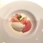 桃のコンポートとジュレ、杏仁豆腐、ソルベ