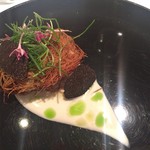 アユのカダイフ、ジャガイモとニンニクのソース