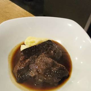 【看板メニュー】牛ホホ肉の赤ワイン煮（600円）