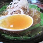 台湾料理 点心楼 台北 - 鳥がらベースの醤油スープ。脂分はほとんどないです。支那そばとも和風ラーメンともちがう。