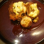 国産鶏もも肉のローストにカリフラワーとレモンクリームをのせて　フランス産レンズ豆のラグー