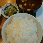 とんかつ石ばし - ご飯大盛と赤だし、漬物(税込計400円)