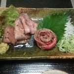 まるはち - 左：ローストビーフ     右：あぶり和牛