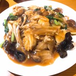 中華バル SABUROKU360 - 【2017年10月】五目あんかけ焼きそば＠880円、提供時。