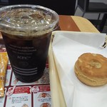 Kentakki Furaido Chikin - アイスコーヒー、ビスケット
