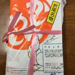 東筑軒 - 中サイズ670円を購入。大サイズはパッケージの絵と付け合わせが違います。