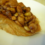 Levain Boulangerie & Patisserie - まったり濃密なキャラメルとマカダミアナッツやクルミがマッチ