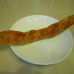 Levain Boulangerie & Patisserie - 表面にはたっぷりのカリカリチーズ、ロングソーセージRM3.00