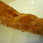 Levain Boulangerie & Patisserie - むっちりヒキを感じる素朴な生地に、ハーフカットのソーセージ入り