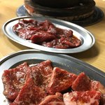 上野屋 - 奥:赤身 手前:カルビ