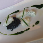 アコルドゥ - 4月 胡桃とイカ墨のアロス イカのプランチャと燻製香、ユリ科のエッセンス