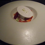 レストラン リューズ - 苺 ヴェルヴェ―ヌのジュレとピスタチオのクレーム　ミルクのソルベを乗せて