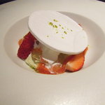 レストラン リューズ - 苺 ヴェルヴェ―ヌのジュレとピスタチオのクレーム　ミルクのソルベを乗せて