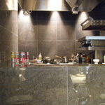 レストラン リューズ - カウンタから厨房を眺めることができます