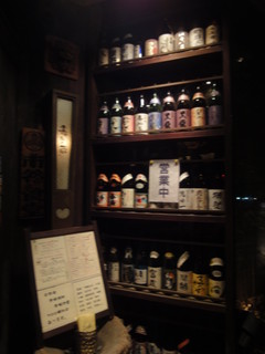 Katakura - 入り口横の酒瓶陳列棚